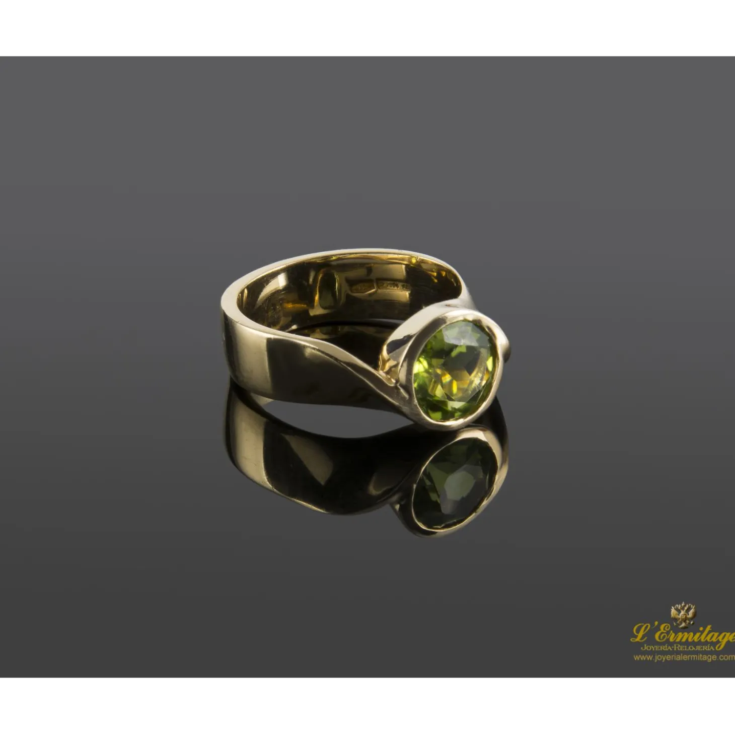 ANILLOS / SORTIJAS Solitario en oro amarillo con olivino talla brillante
