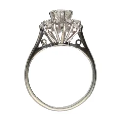 ANILLOS / SORTIJAS Solitario en oro blanco con brillante central y detalles con brillantes. Talla 8.
