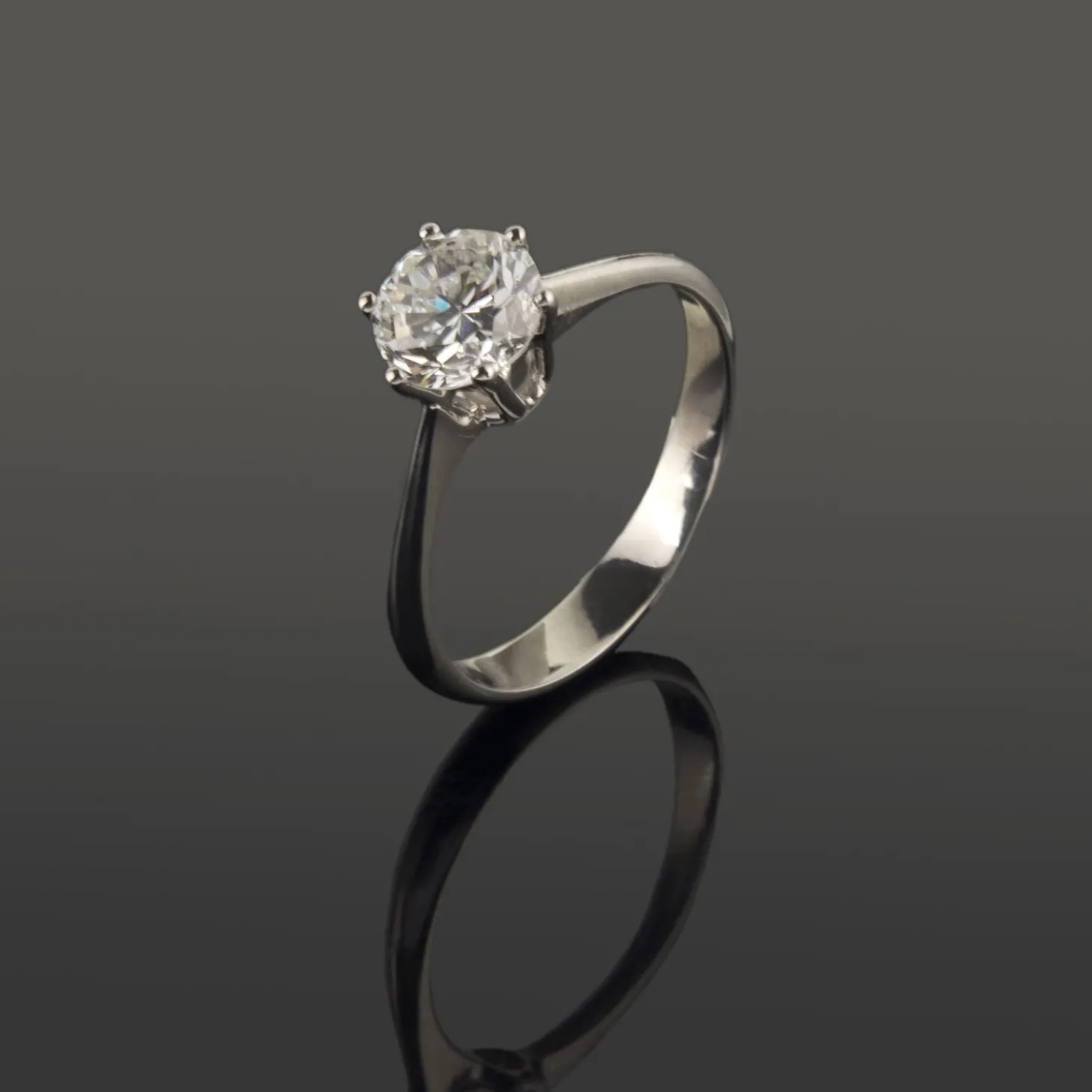 ANILLOS / SORTIJAS Solitario en oro blanco con brillante color f, pureza si1, y peso 1,05ct.