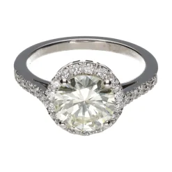 ANILLOS / SORTIJAS Solitario en oro blanco con brillante central y brillantes en orla y brazos. Talla 13.
