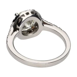 ANILLOS / SORTIJAS Solitario en oro blanco con brillante central y brillantes en orla y brazos. Talla 13.
