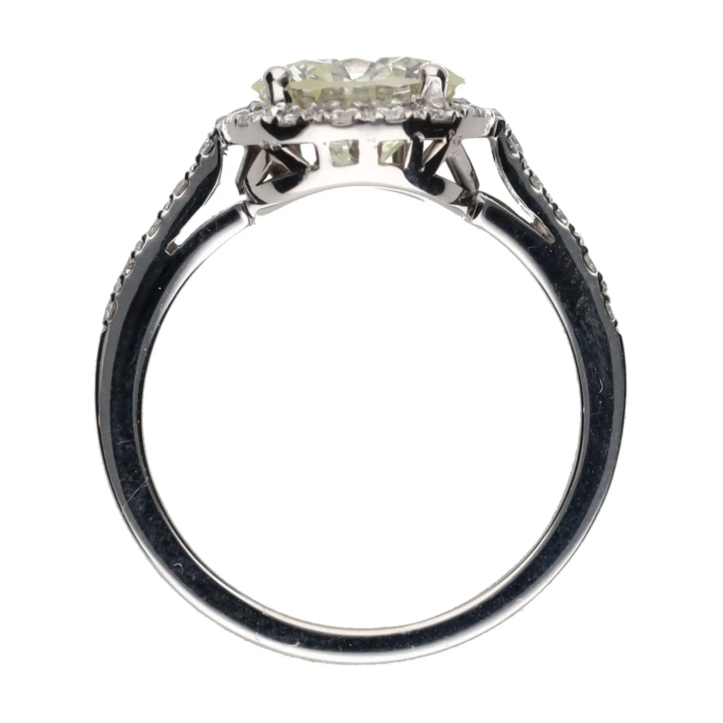 ANILLOS / SORTIJAS Solitario en oro blanco con brillante central y brillantes en orla y brazos. Talla 13.