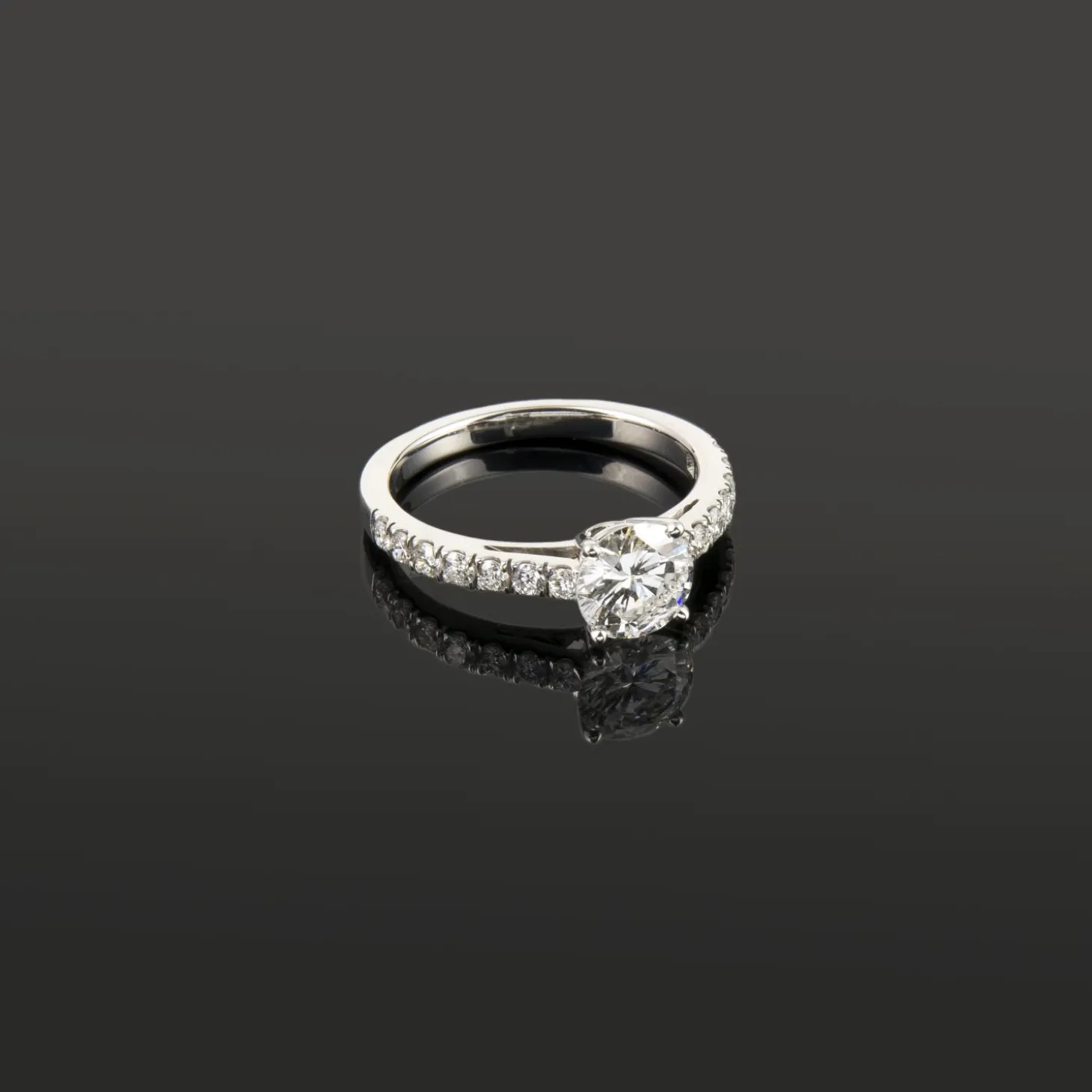 ANILLOS / SORTIJAS Solitario oro blanco y diamantes color e, pureza vvs1 y peso 1,05 cts.