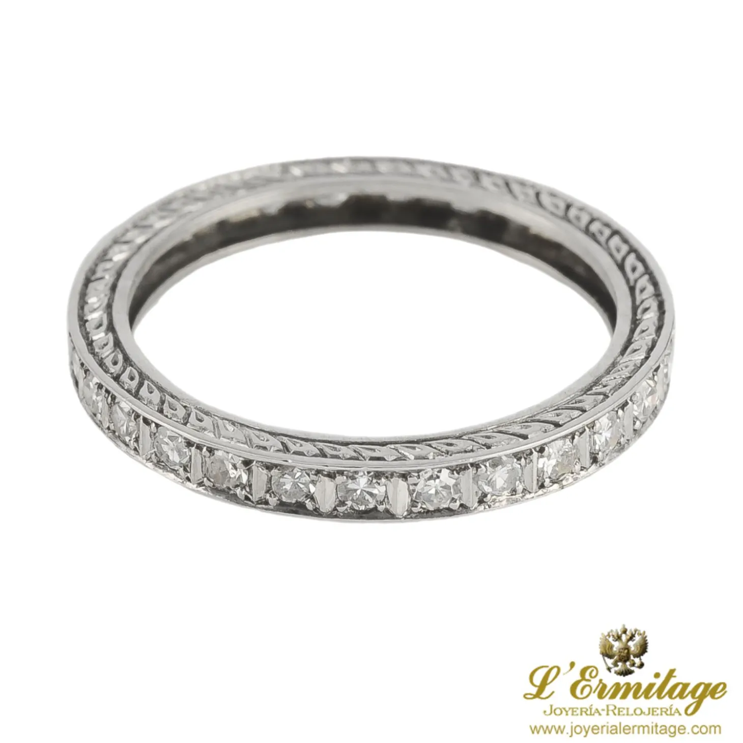 ANILLOS / SORTIJAS Sortija alianza realizada en oro blanco y diamantes naturales. Talla 13.