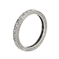 ANILLOS / SORTIJAS Sortija alianza realizada en oro blanco y diamantes naturales. Talla 13.