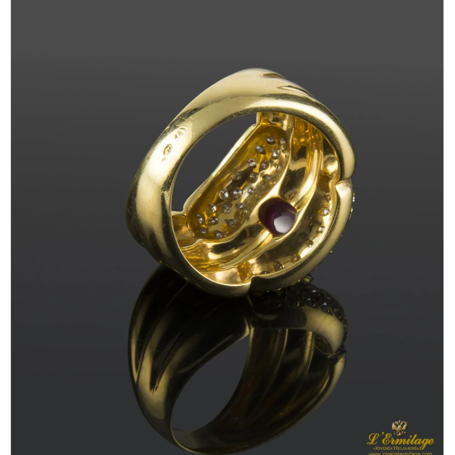ANILLOS / SORTIJAS Sortija ancha oro amarillo rubí cabuchón y cuajado de diamantes