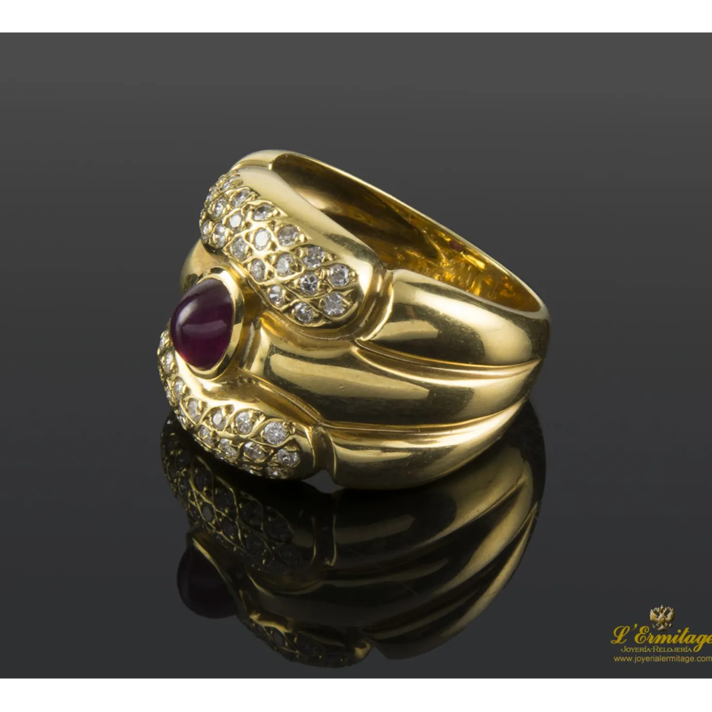 ANILLOS / SORTIJAS Sortija ancha oro amarillo rubí cabuchón y cuajado de diamantes