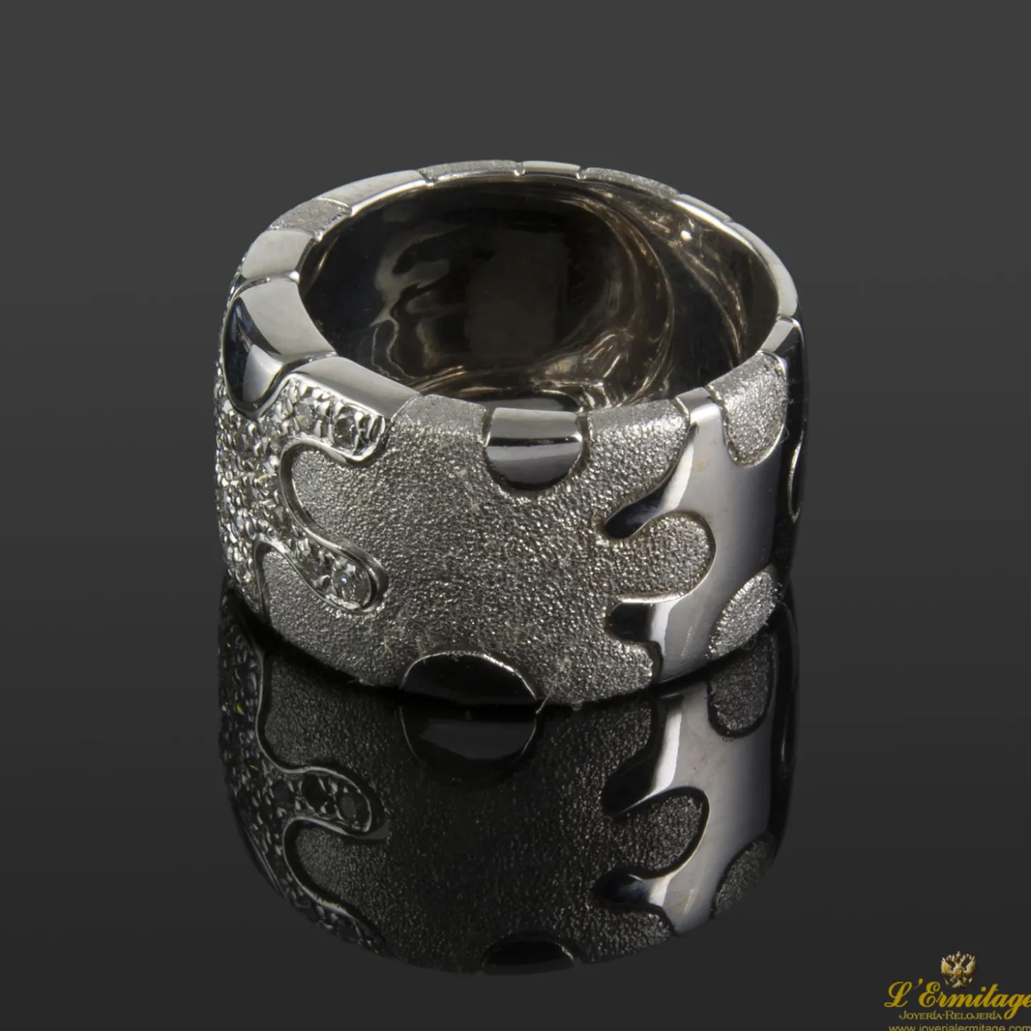 ANILLOS / SORTIJAS Sortija ancha realizada en oro blanco con cuajado de brillantes