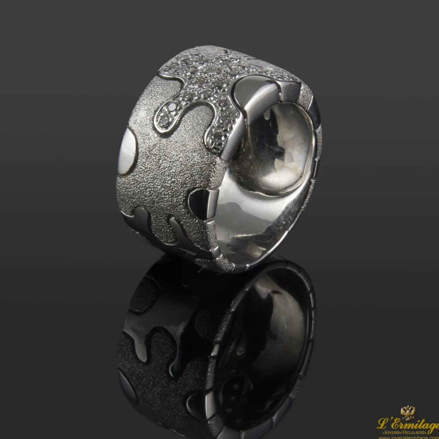 ANILLOS / SORTIJAS Sortija ancha realizada en oro blanco con cuajado de brillantes