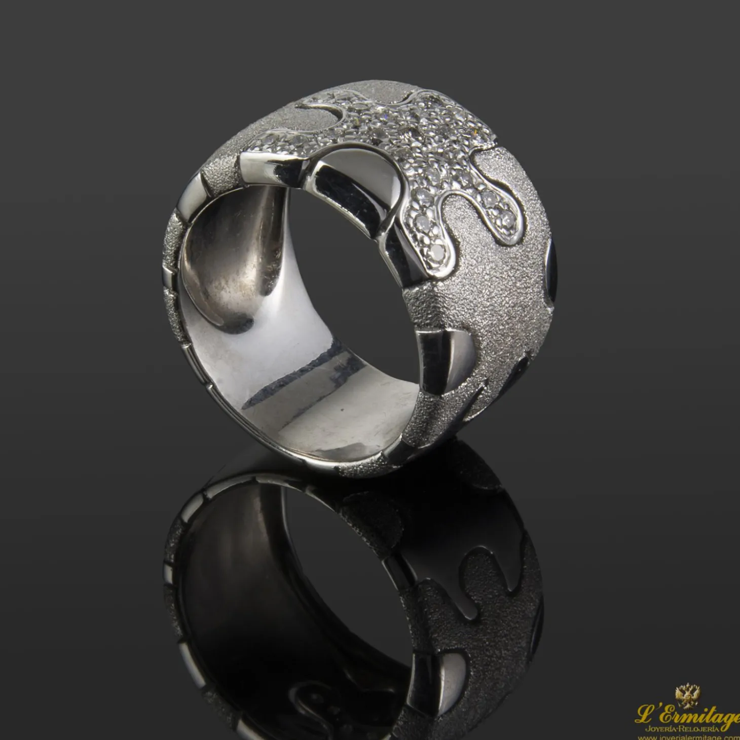 ANILLOS / SORTIJAS Sortija ancha realizada en oro blanco con cuajado de brillantes