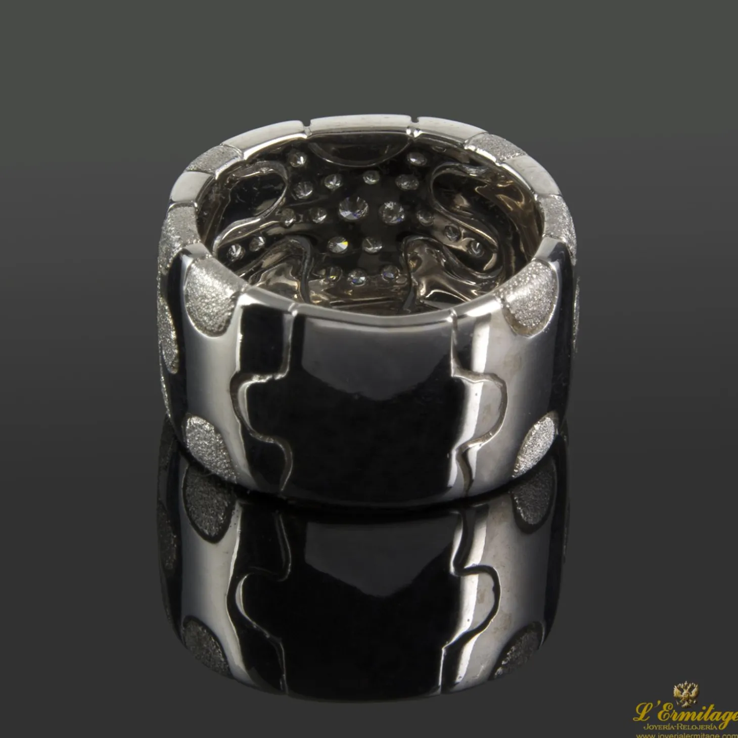ANILLOS / SORTIJAS Sortija ancha realizada en oro blanco con cuajado de brillantes