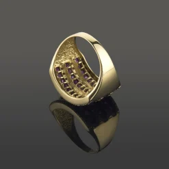 ANILLOS / SORTIJAS Sortija ancha con rubíes y diamantes.