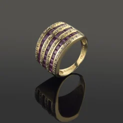 ANILLOS / SORTIJAS Sortija ancha con rubíes y diamantes.