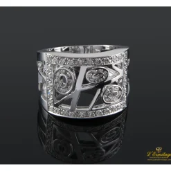 ANILLOS / SORTIJAS Sortija ancha con brillantes engastados en oro blanco.