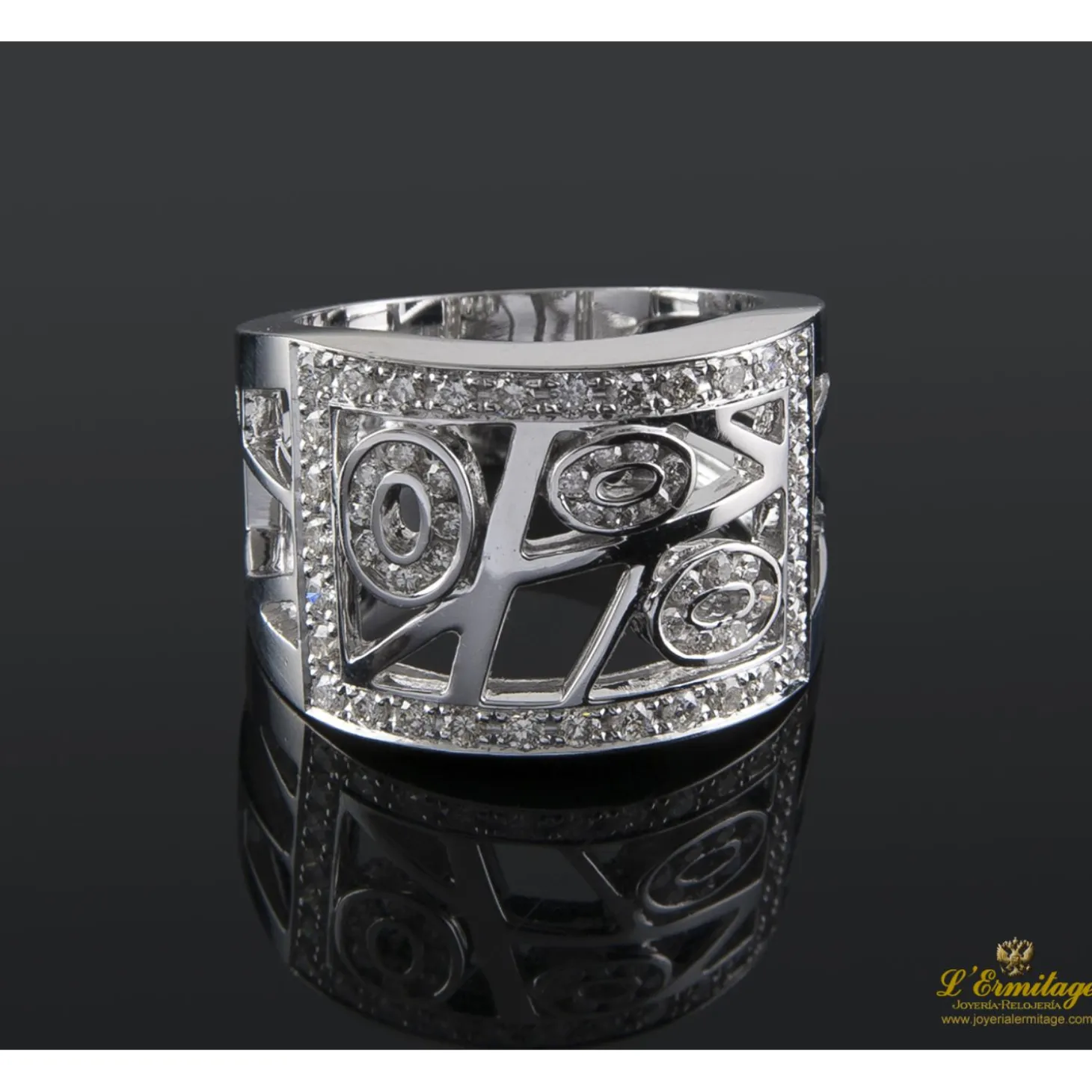 ANILLOS / SORTIJAS Sortija ancha con brillantes engastados en oro blanco.