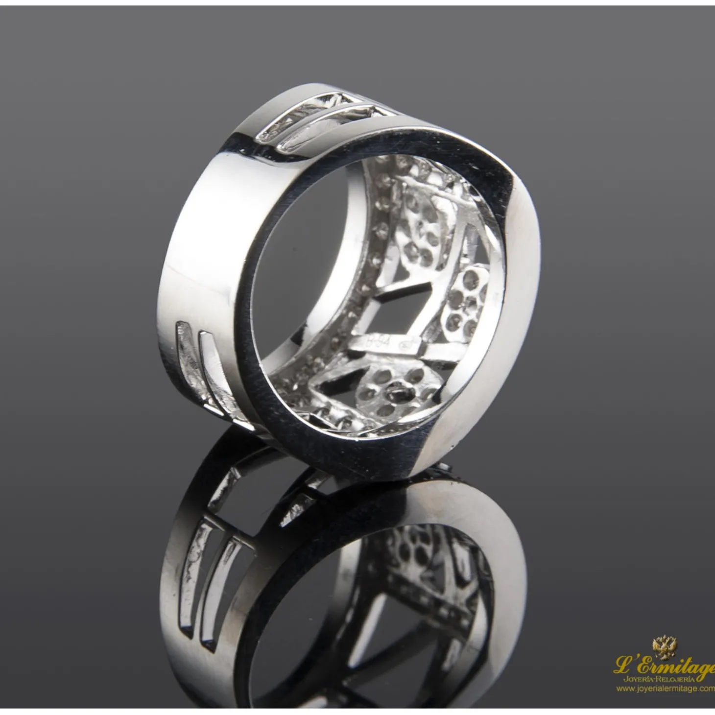 ANILLOS / SORTIJAS Sortija ancha con brillantes engastados en oro blanco.