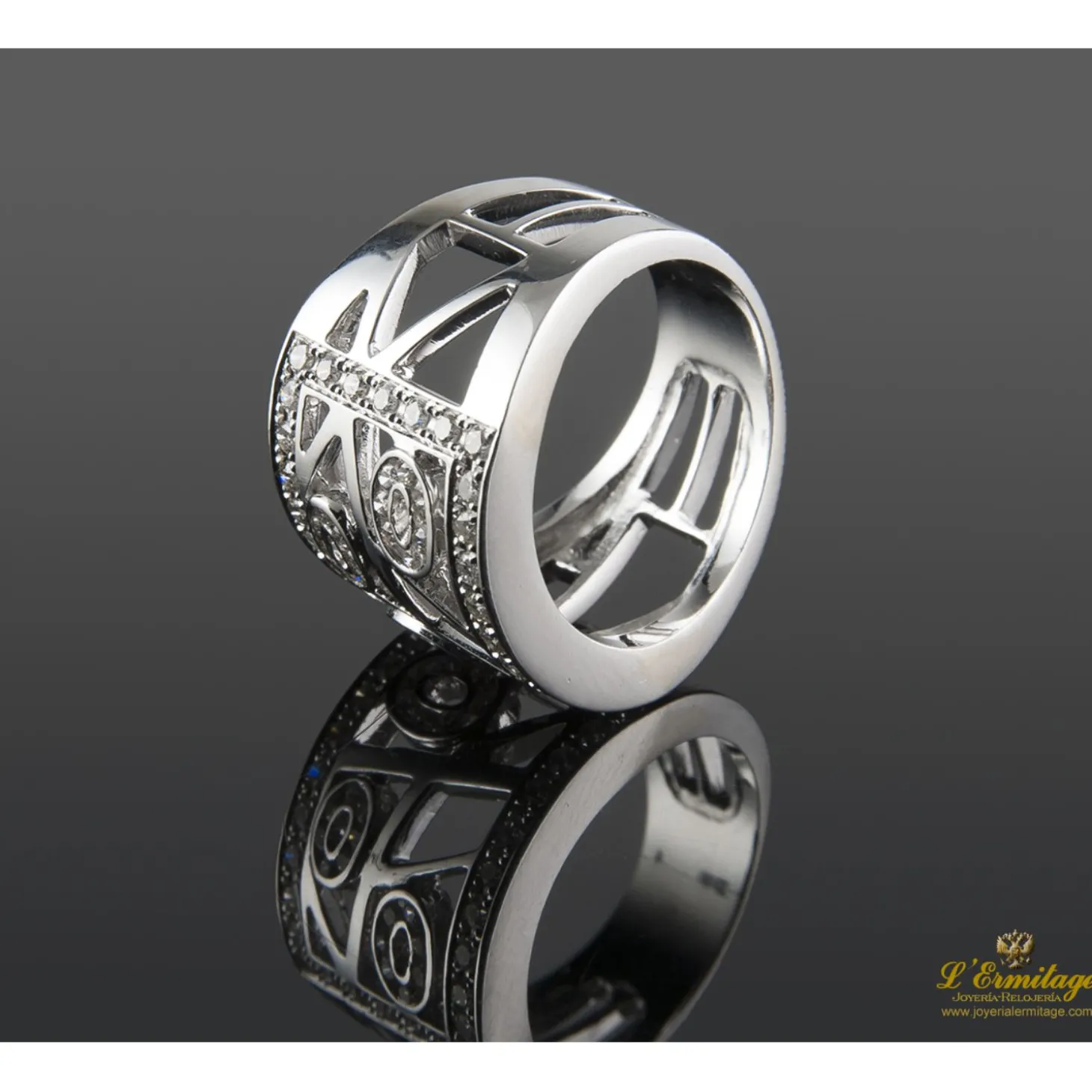ANILLOS / SORTIJAS Sortija ancha con brillantes engastados en oro blanco.