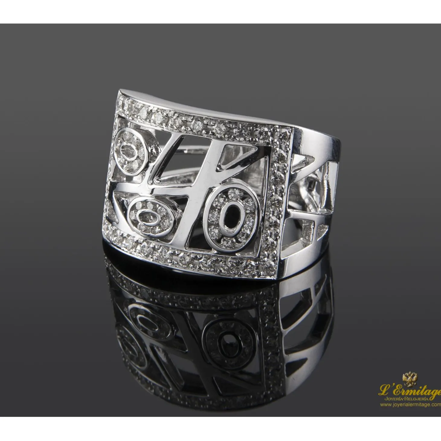 ANILLOS / SORTIJAS Sortija ancha con brillantes engastados en oro blanco.