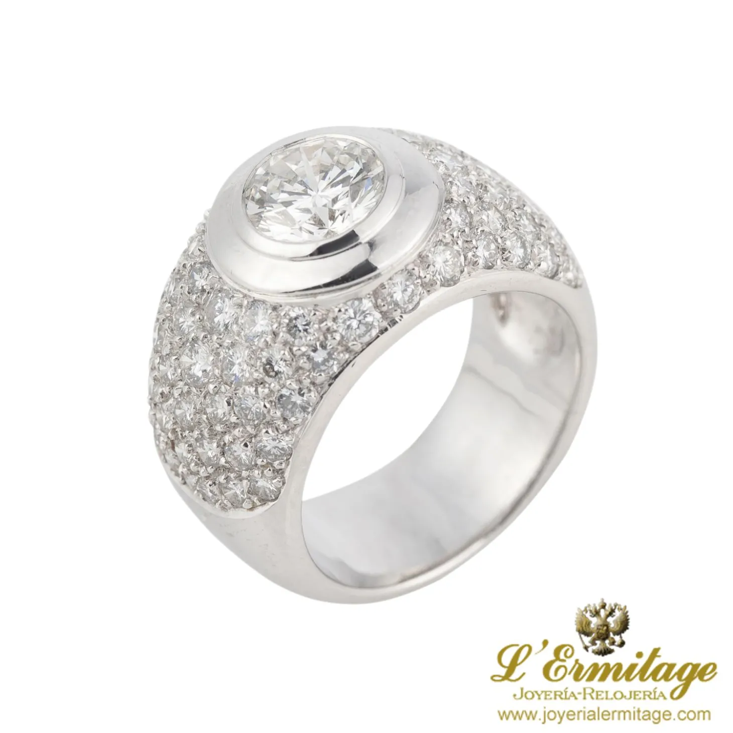 ANILLOS / SORTIJAS Sortija ancha oro blanco con diamante central color g, pureza vs2, peso 1,20 cts y pavé de diamantes.