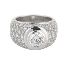 ANILLOS / SORTIJAS Sortija ancha oro blanco con diamante central color g, pureza vs2, peso 1,20 cts y pavé de diamantes.