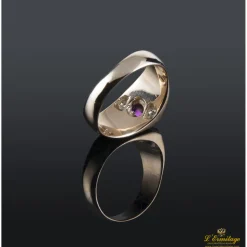 ANILLOS / SORTIJAS Sortija antigua oro amarillo rubí y diamantes.