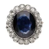 ANILLOS / SORTIJAS Sortija antigua en oro blanco con cristal azul central y orla de diamantes. Talla 10.