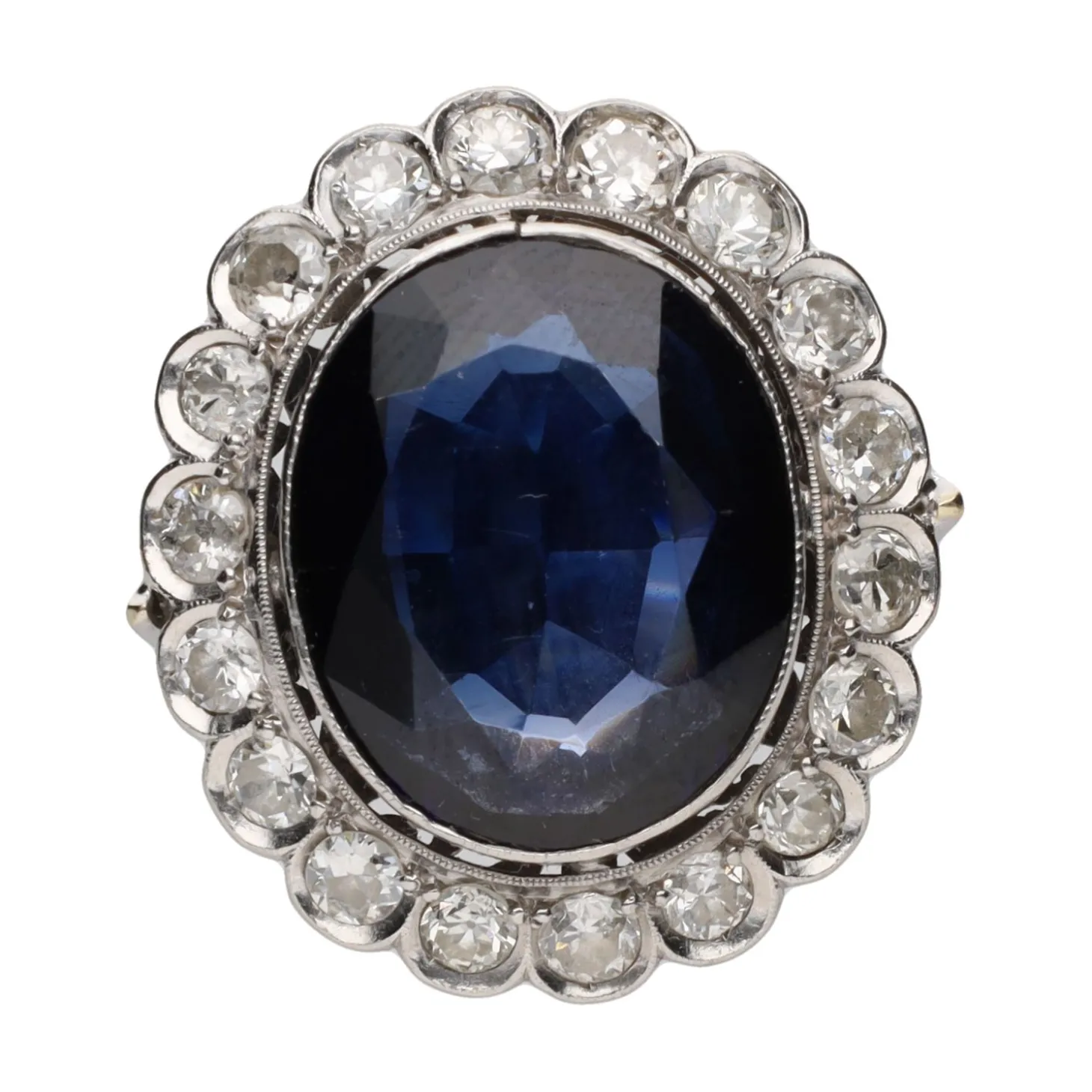 ANILLOS / SORTIJAS Sortija antigua en oro blanco con cristal azul central y orla de diamantes. Talla 10.