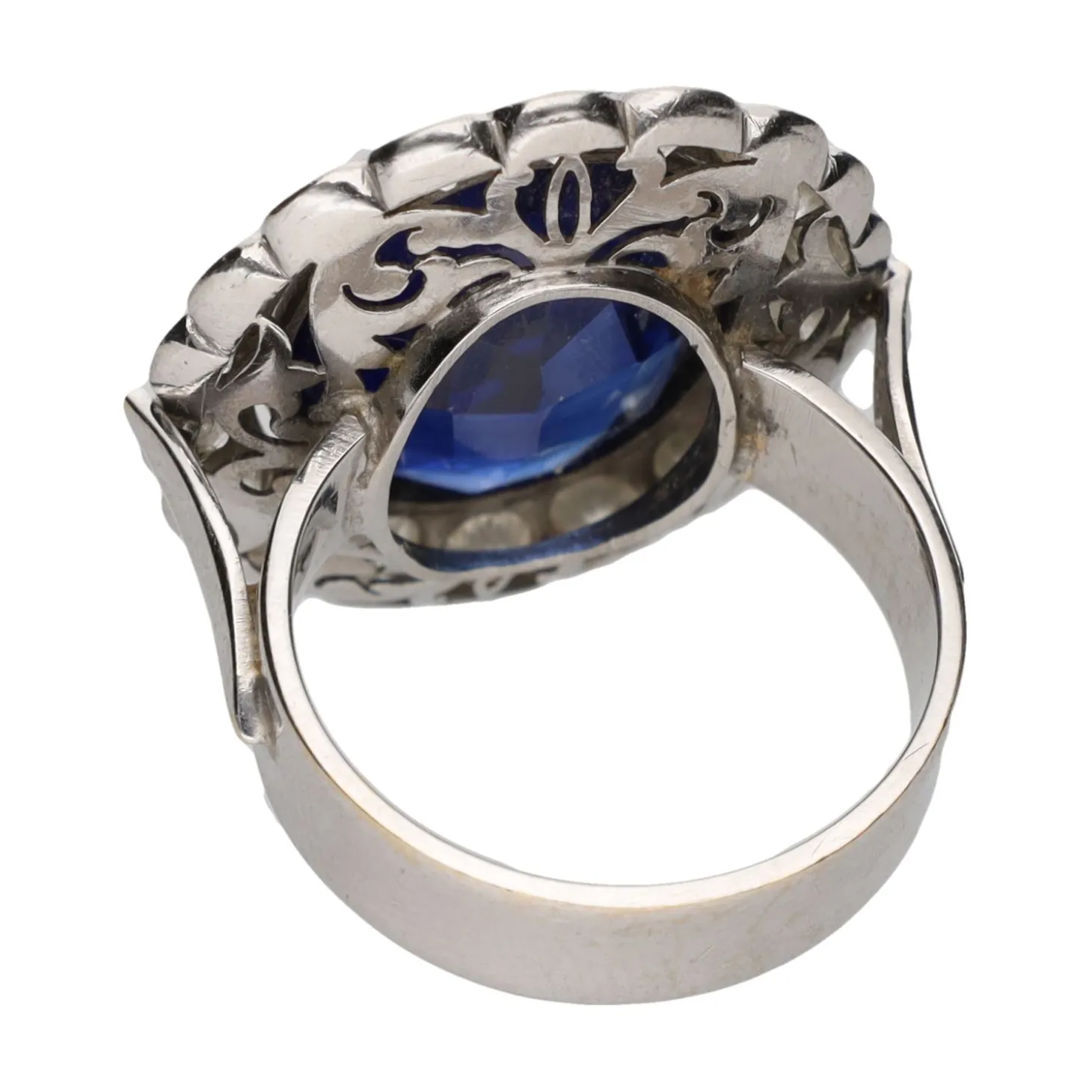 ANILLOS / SORTIJAS Sortija antigua en oro blanco con cristal azul central y orla de diamantes. Talla 10.