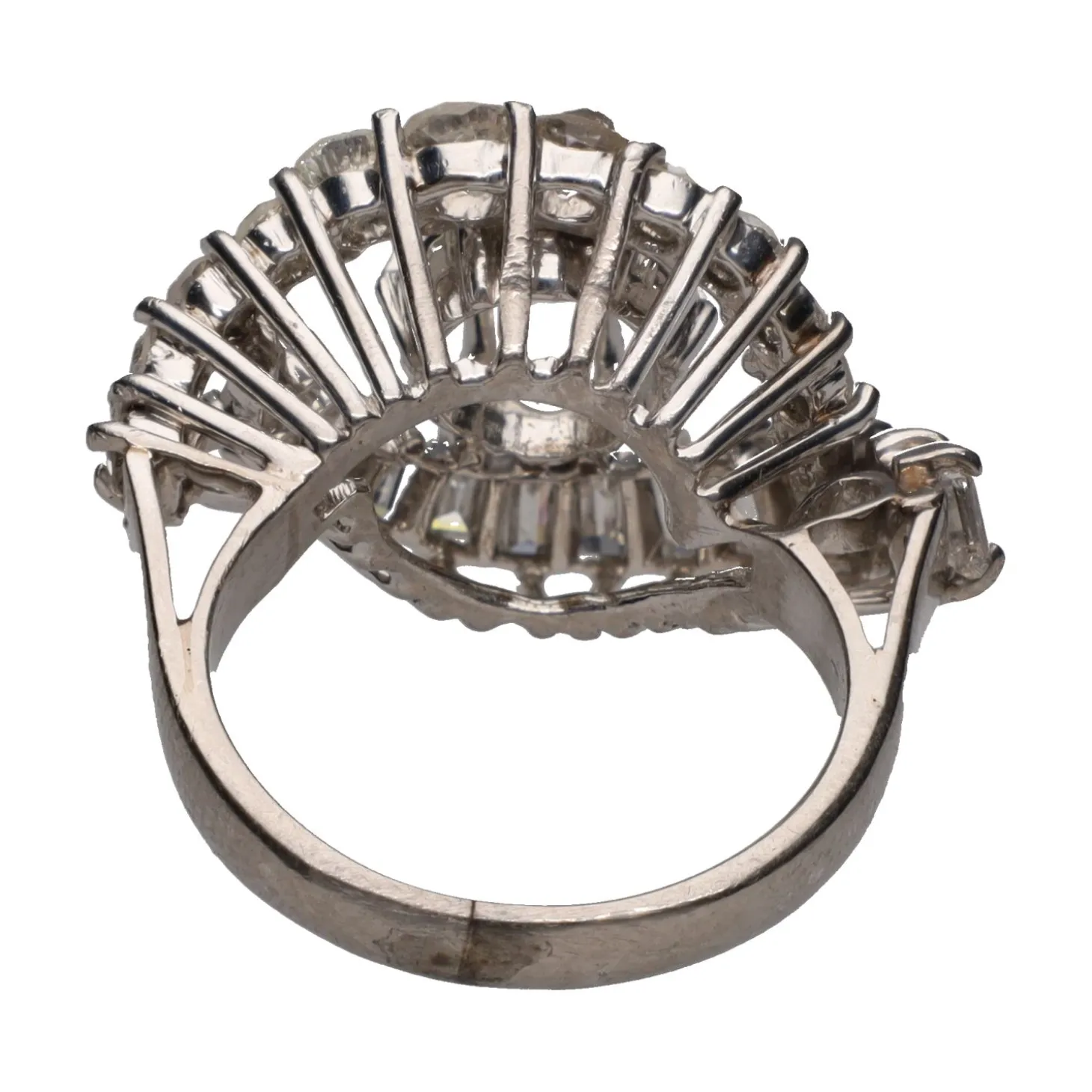 ANILLOS / SORTIJAS Sortija antigua en oro blanco con diamantes naturales. Talla 10.