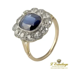 ANILLOS / SORTIJAS Sortija antigua oro amarillo oro blanco zafiro y orla de diamantes.