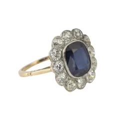 ANILLOS / SORTIJAS Sortija antigua oro amarillo oro blanco zafiro y orla de diamantes.