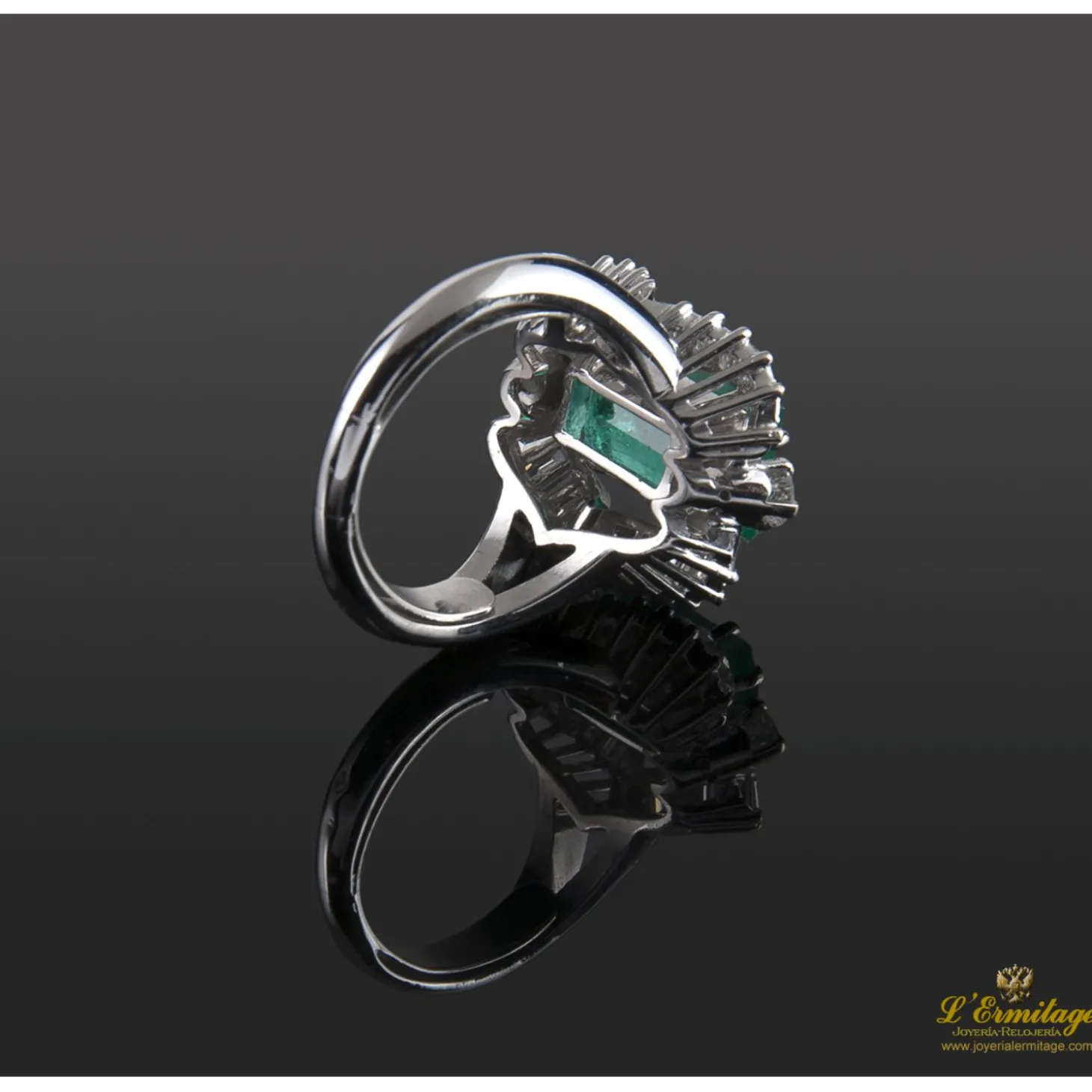 ANILLOS / SORTIJAS Sortija antigua oro blanco esmeralda y diamantes.