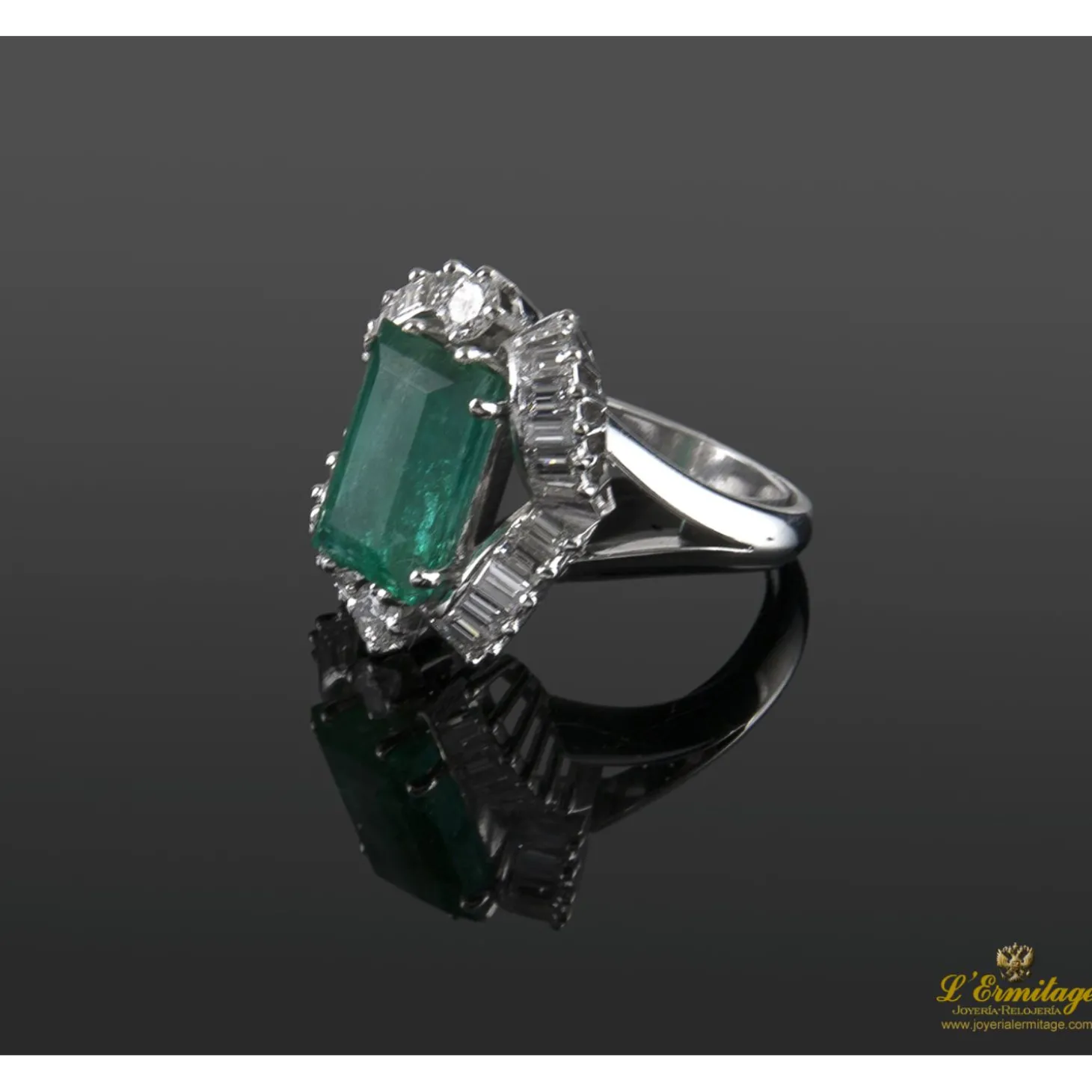 ANILLOS / SORTIJAS Sortija antigua oro blanco esmeralda y diamantes.