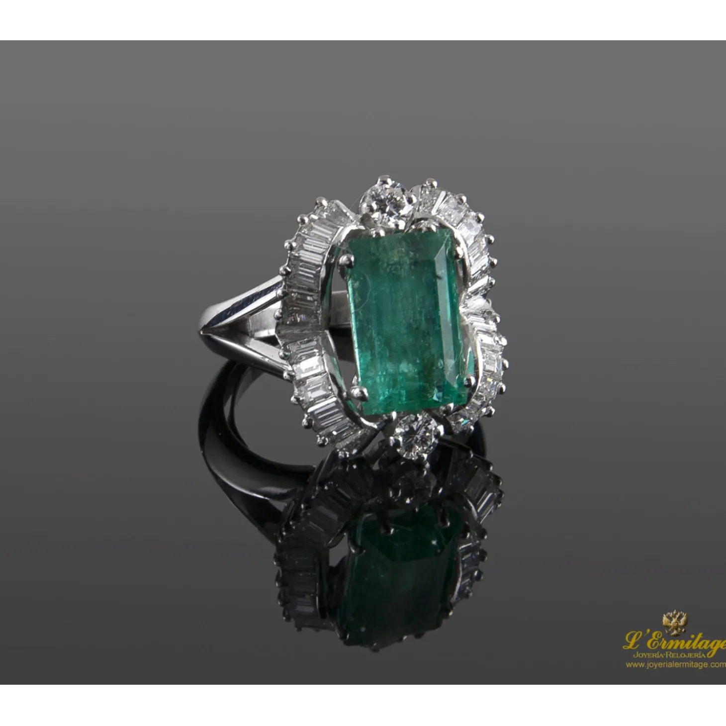 ANILLOS / SORTIJAS Sortija antigua oro blanco esmeralda y diamantes.