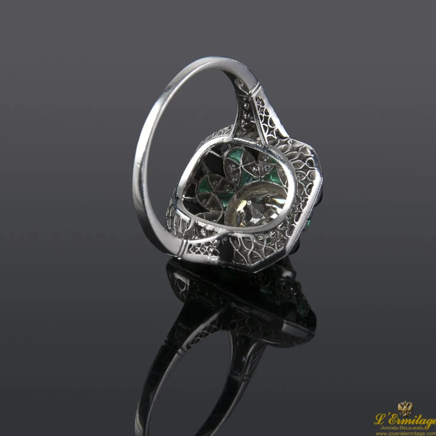 ANILLOS / SORTIJAS Sortija antigua oro blanco esmeraldas, ónix y diamante central.