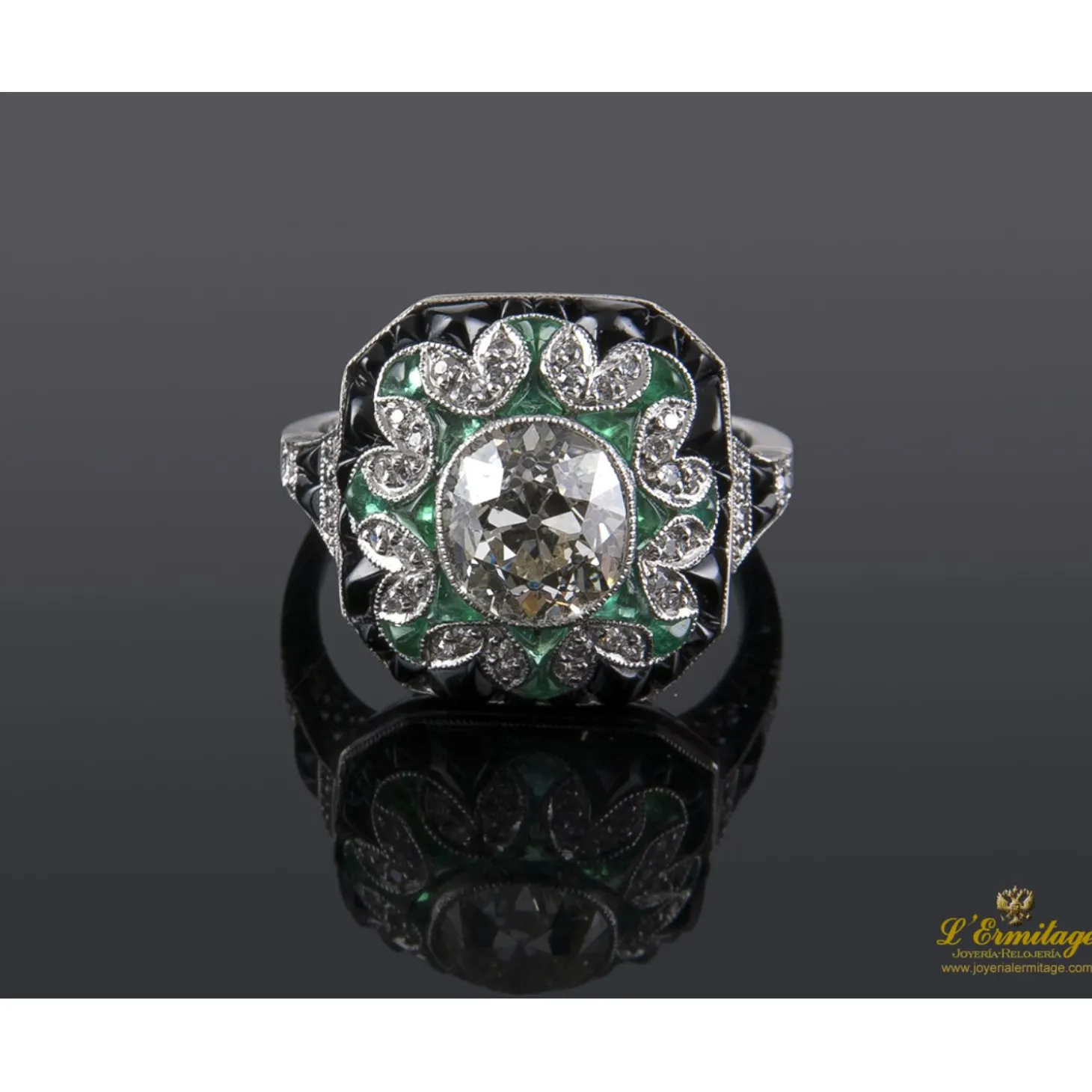 ANILLOS / SORTIJAS Sortija antigua oro blanco esmeraldas, ónix y diamante central.
