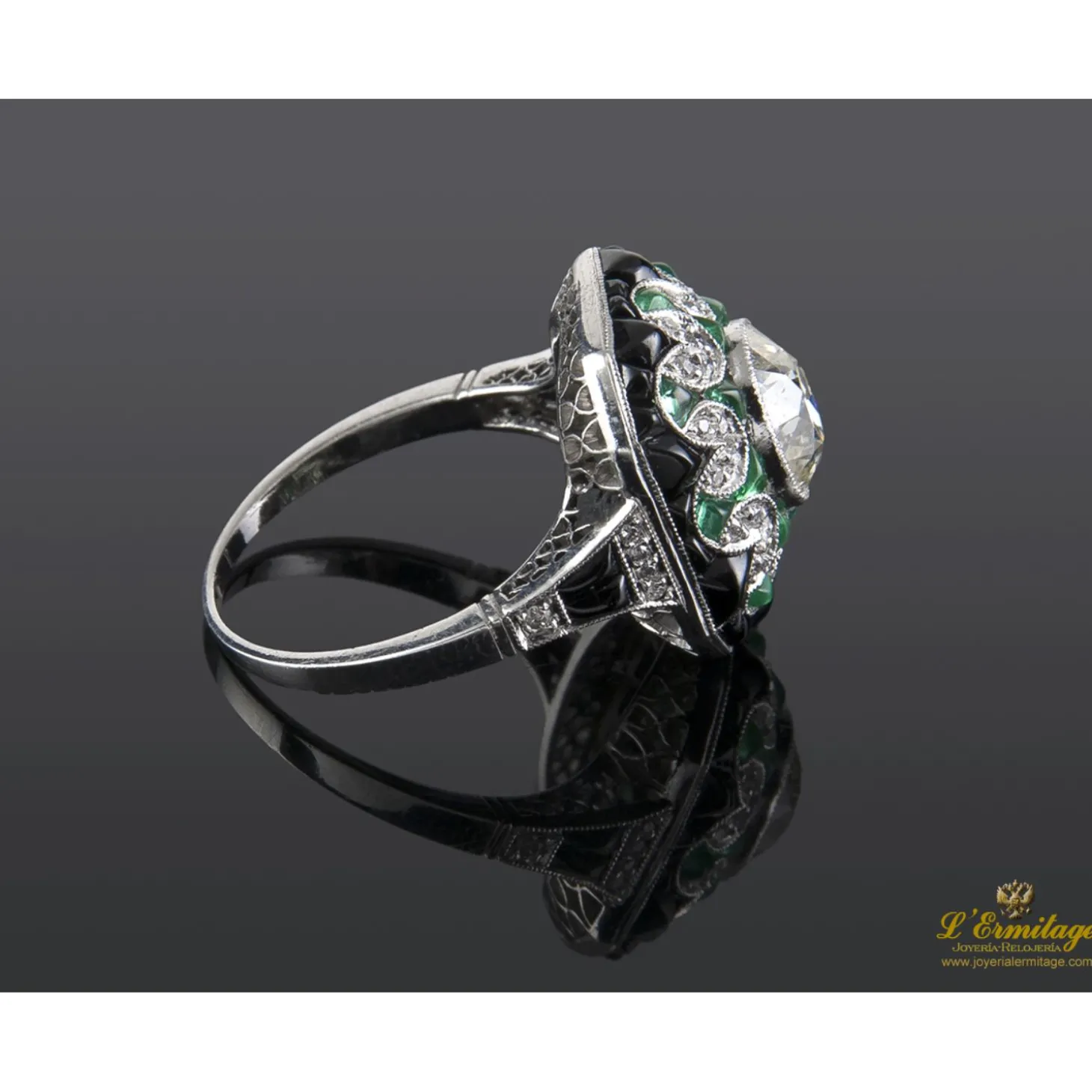 ANILLOS / SORTIJAS Sortija antigua oro blanco esmeraldas, ónix y diamante central.