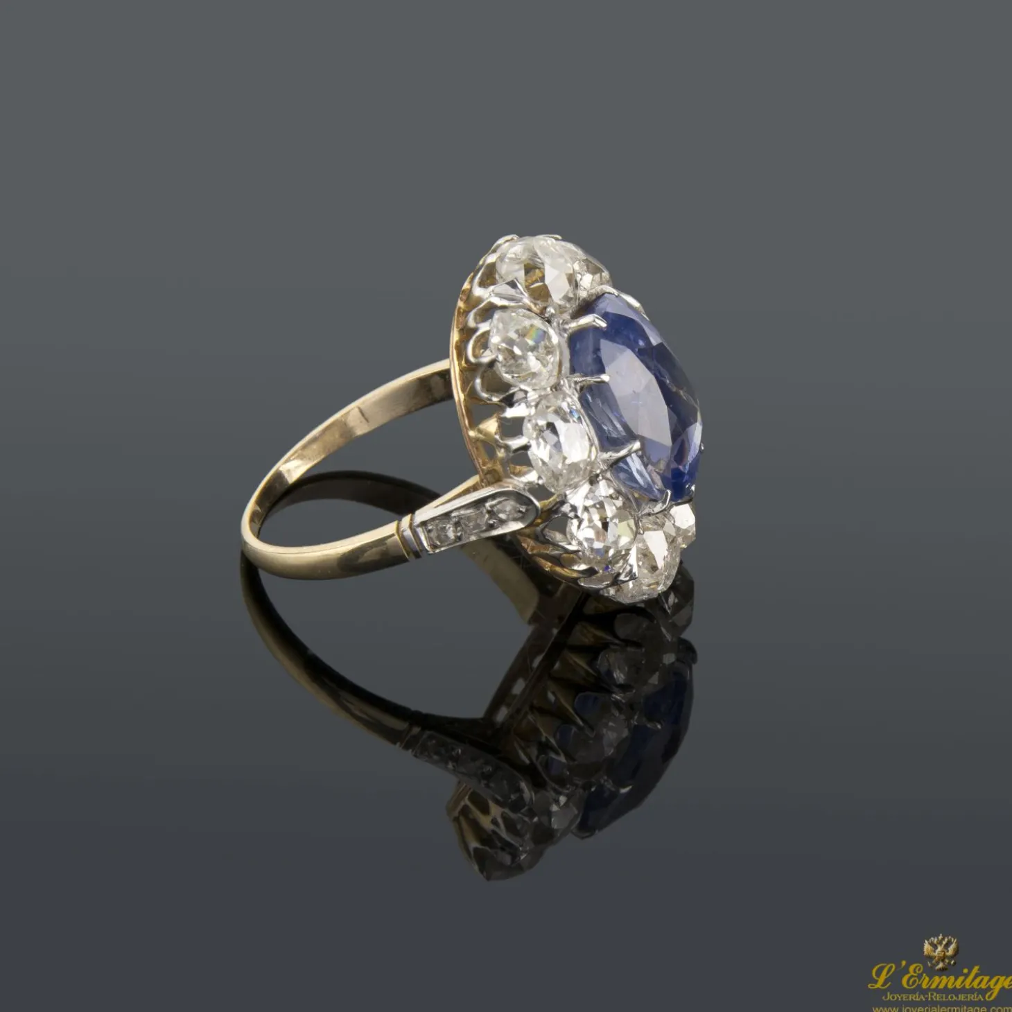 ANILLOS / SORTIJAS Sortija antigua oro amarillo y oro blanco zafiro ceylan central y orla de diamantes talla antigua.