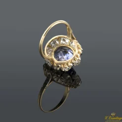 ANILLOS / SORTIJAS Sortija antigua oro amarillo y oro blanco zafiro ceylan central y orla de diamantes talla antigua.