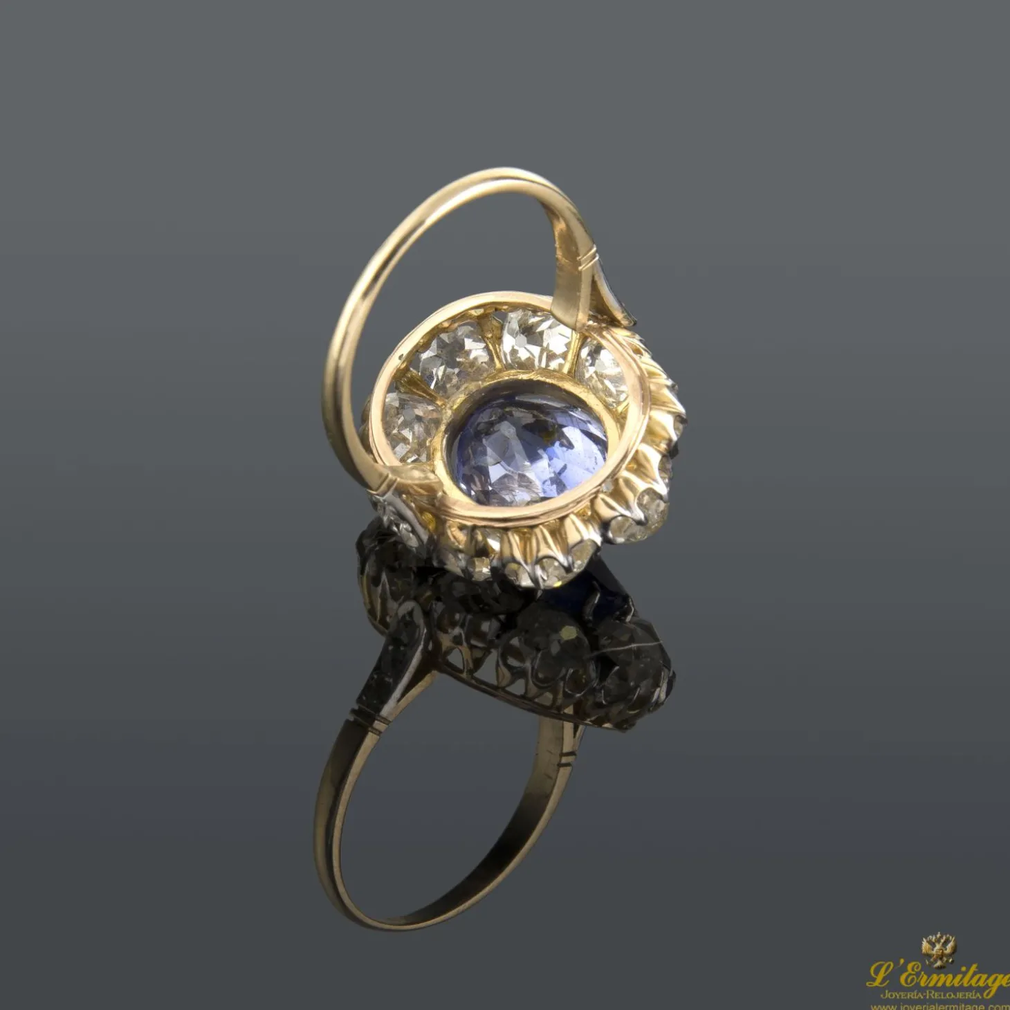 ANILLOS / SORTIJAS Sortija antigua oro amarillo y oro blanco zafiro ceylan central y orla de diamantes talla antigua.