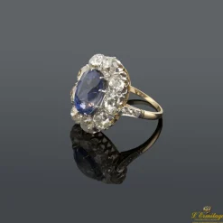 ANILLOS / SORTIJAS Sortija antigua oro amarillo y oro blanco zafiro ceylan central y orla de diamantes talla antigua.