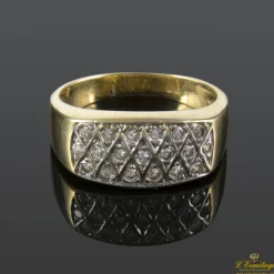 ANILLOS / SORTIJAS Sortija arlequinada realizada en oro amarillo y oro blanco con zirconitas.