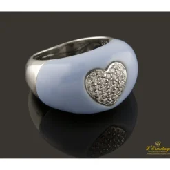 ANILLOS / SORTIJAS Sortija bombe realizada en oro blanco y esmalte y pave en forma de corazón con brillantes