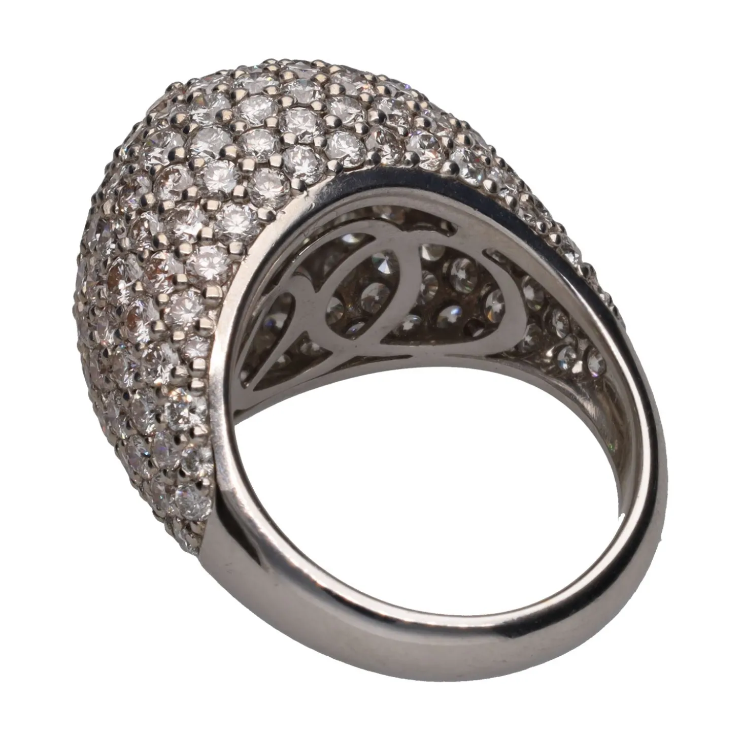 ANILLOS / SORTIJAS Sortija bombé en oro blanco con cuajado de brillantes. Talla 17.