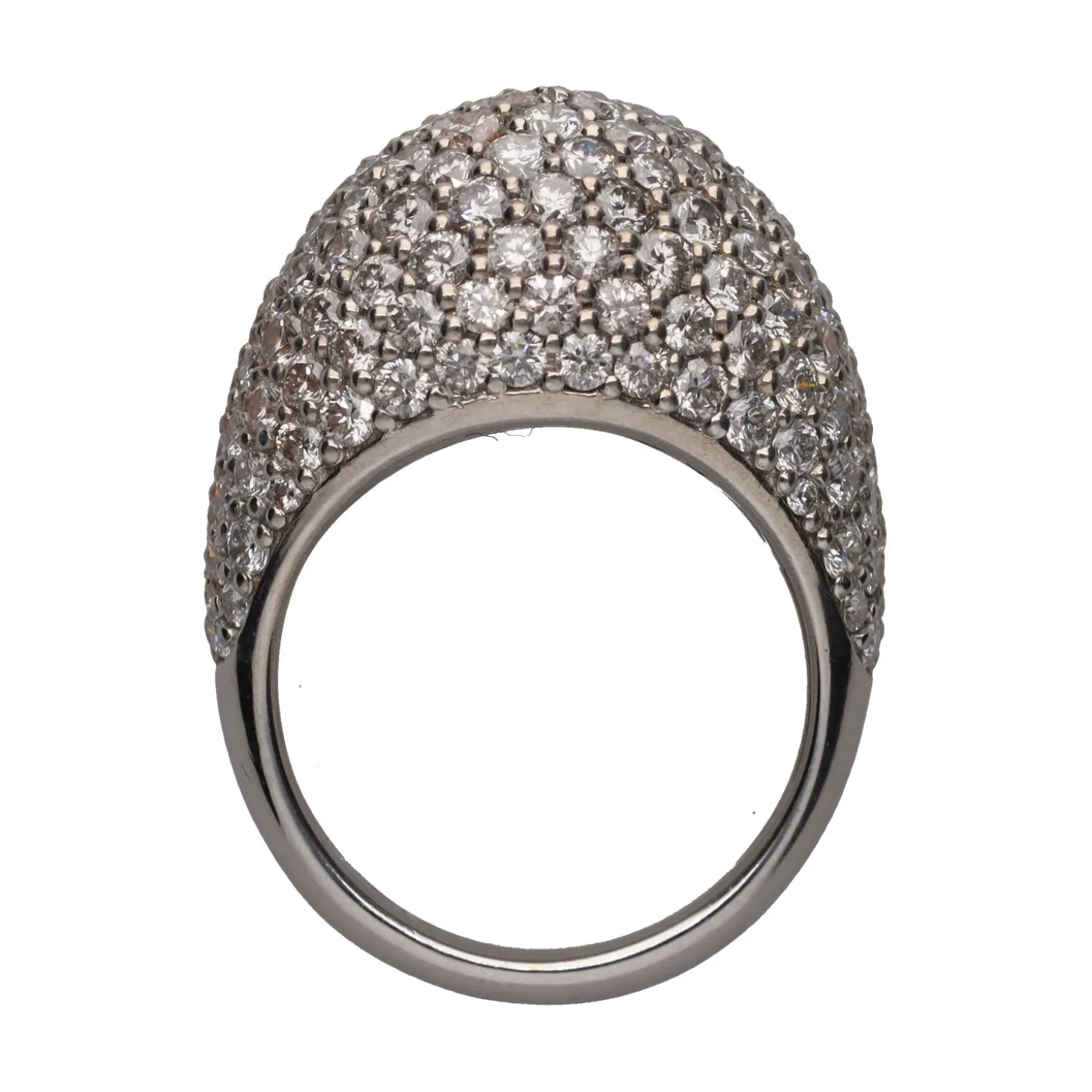 ANILLOS / SORTIJAS Sortija bombé en oro blanco con cuajado de brillantes. Talla 17.