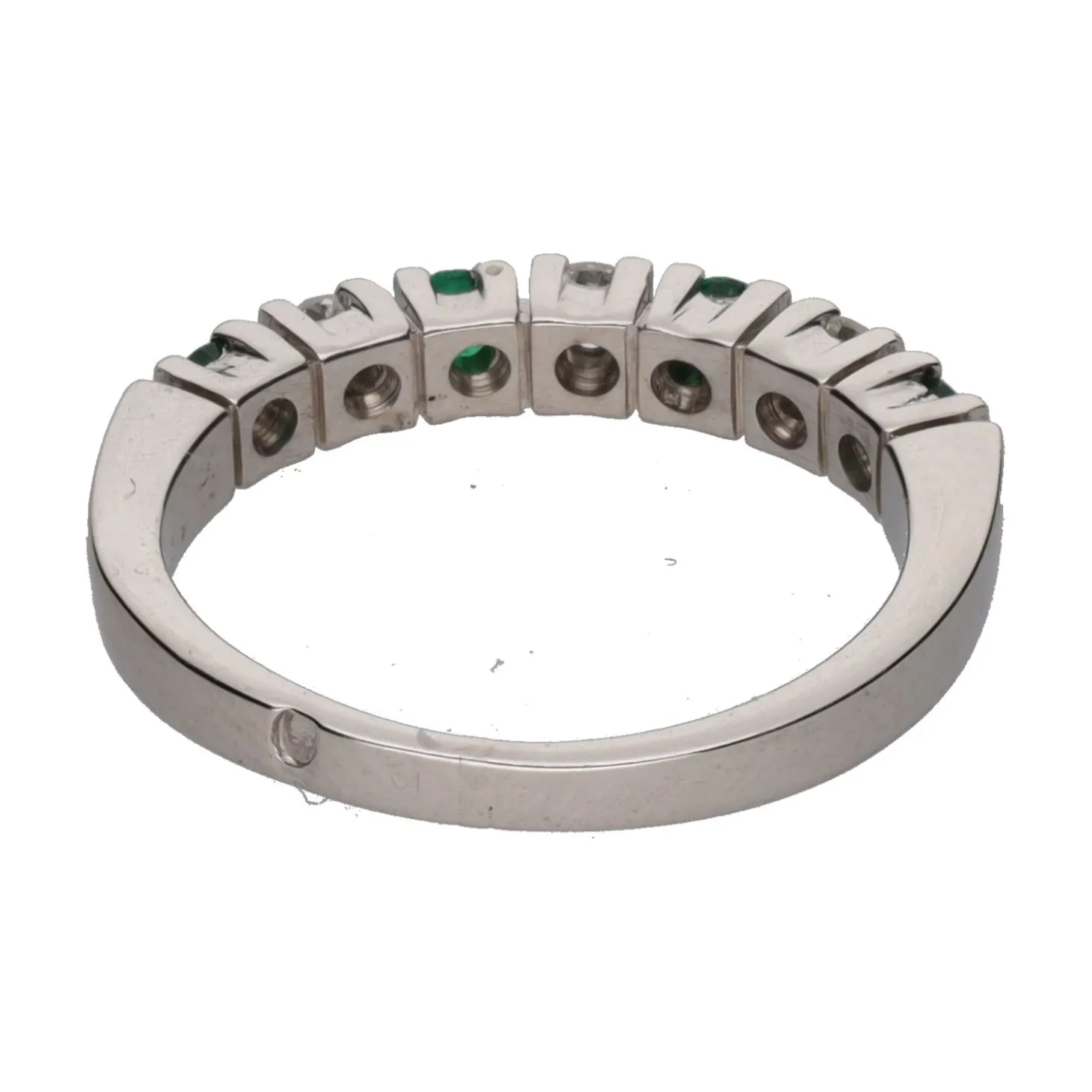 ANILLOS / SORTIJAS Sortija cintillo realizado en oro blanco con esmeraldas y brillantes. Talla 10.