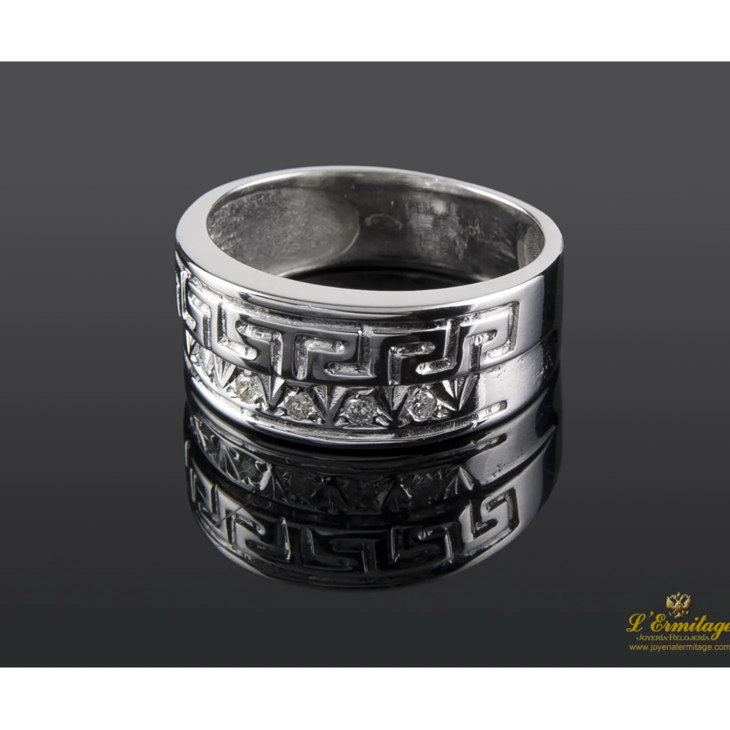 ANILLOS / SORTIJAS Sortija con motivos griegos realizada en oro blanco y brillantes.