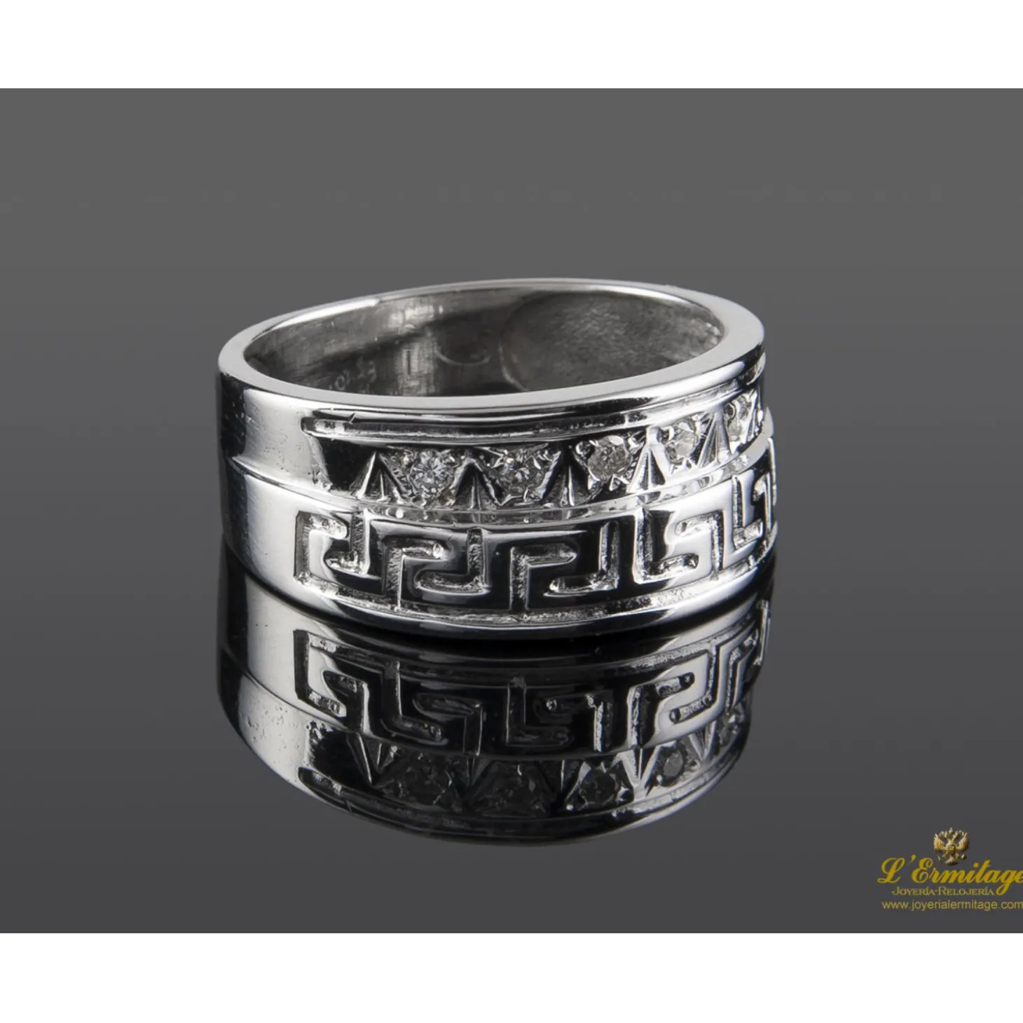 ANILLOS / SORTIJAS Sortija con motivos griegos realizada en oro blanco y brillantes.