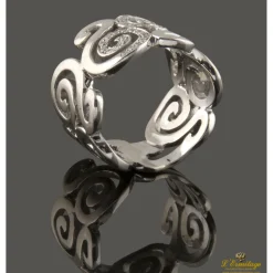 ANILLOS / SORTIJAS Sortija con roleos reaizada en oro blanco y motivo con brillantes
