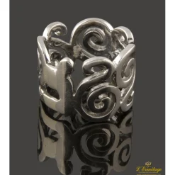 ANILLOS / SORTIJAS Sortija con roleos reaizada en oro blanco y motivo con brillantes